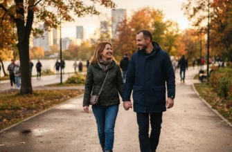 Как предложить девушке встречаться: слова и нюансы после 30 Пара старше 30 лет держится за руки во время разговора на прогулке